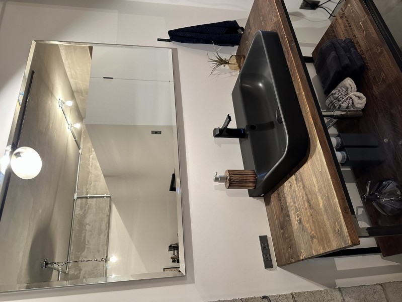 玄関入って左手に洗面台を設置しています。元の洗面室から洗面台を外に出すことで来訪者も使いやすい配置になりました。インダストリアルブランチとコラボ製作の洗面台です。