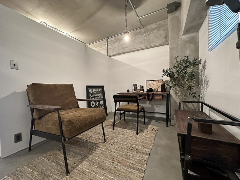 玄関入って右手に土間スペースを広げています。ソファやデスクを配置してテレワークや応接スペースとしても利用可能です。