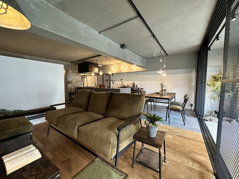 リビングからキッチン方向の眺めです。右手のバルコニー手前にも土間空間を設けてインナーバルコニーとして利用いただけます