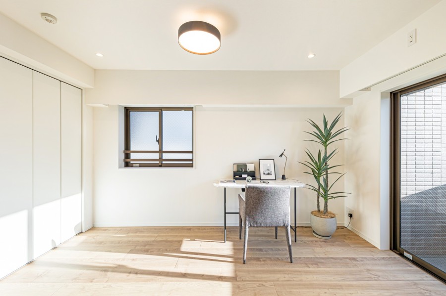 洋室3はバルコニーに接続する開放空間です。明るく、ワークスペースとしても快適に活用いただけます。