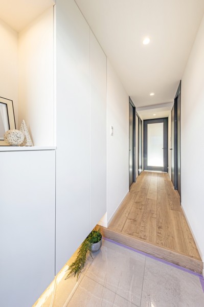 ダイニングからの光を取り込んだ明るい玄関です。大切なご家族の「ただいま」「おかえり」が行き交う心温まる空間です。