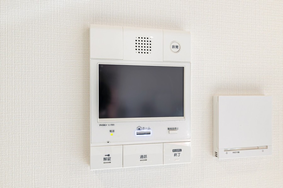◆TVモニター付インターホン◆訪ねてきた相手をモニター越しに確認でき、防犯対策に役立ちます。インターホン越しに話をすることが可能です。