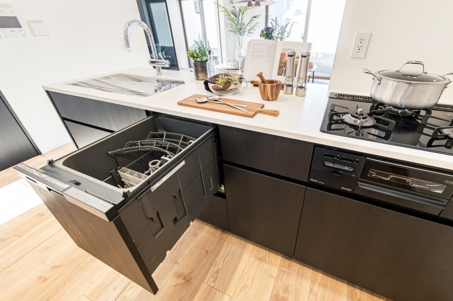 ◆食器洗浄乾燥機◆家事の時間を短縮できる優れもの。さらに節水・節約を同時に行うことができるので、大変人気があり重宝します。