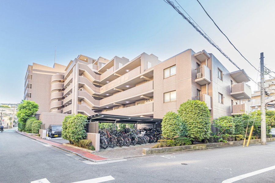 3駅3路線が利用可能な至便立地♪閑静な邸宅街に佇む三井物産㈱旧分譲マンションです。物件周辺には暮らしを潤す多彩な生活利便施設が充実しています。