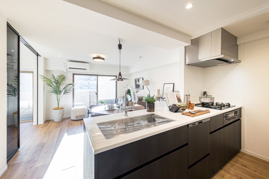 リビングから自然光を取り込む明るいオープンキッチンです。ご家族とのおしゃべりを楽しみながらの家事が可能です。時短に便利な食器洗浄乾燥機を搭載しています。