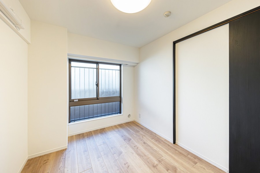 主寝室にぴったりな洋室1です。過ぎゆく時間をのびやかに感じ、プライべート時間を満喫できるお部屋です。