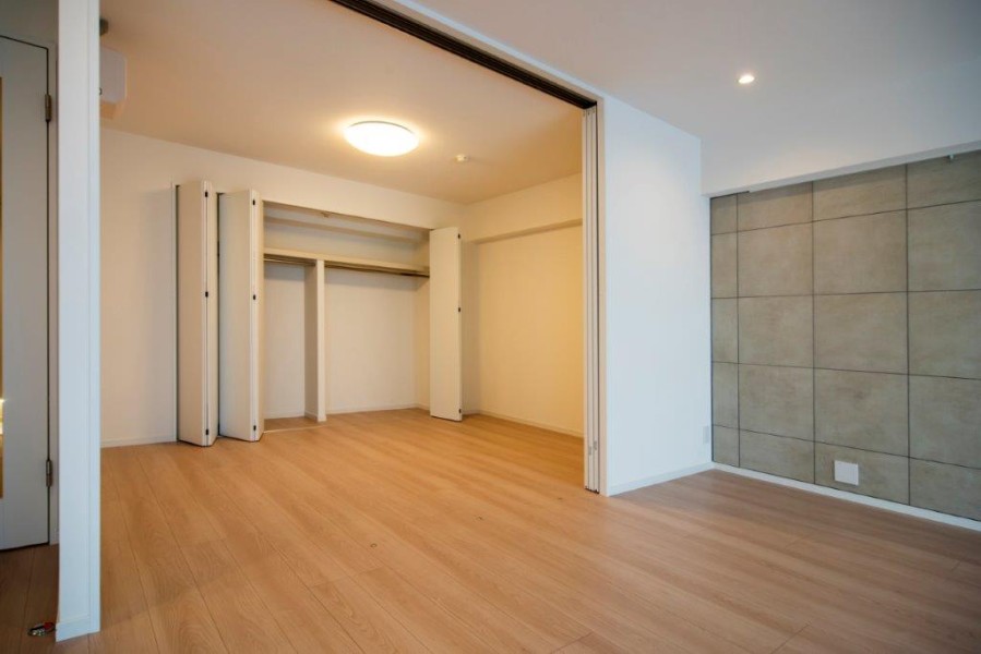 リビングダイニングに隣接している洋室2(約6.0帖)は透明の扉を設置しました。扉を閉めたままでも日差しが入り明るく過ごせます。