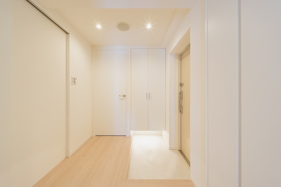 フットライトからのびる光が足元を優しく包み込む気品溢れる玄関です。