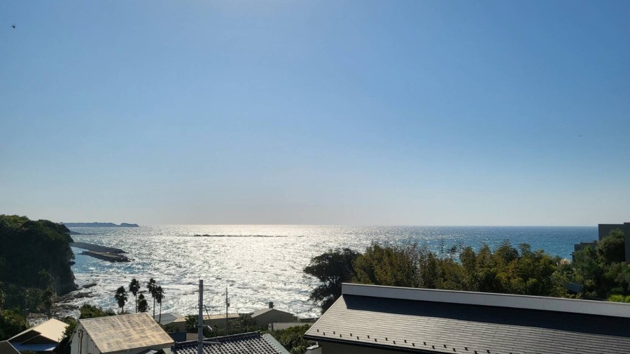 前方に高い建物がないため、広がる空と海を望める眺望です。