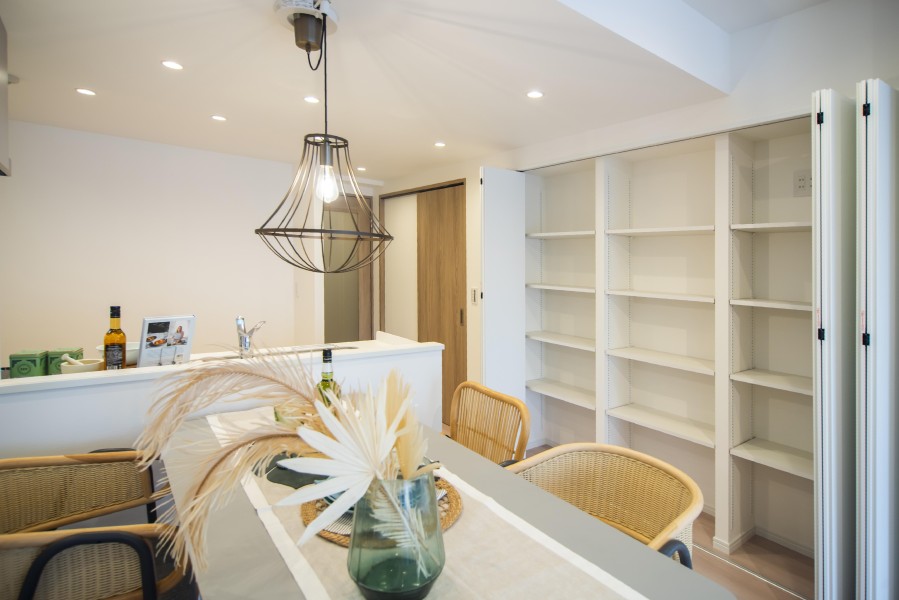 リビングにある収納棚は、高さの調節もでき、小物や本棚としてもお使いいただけます。