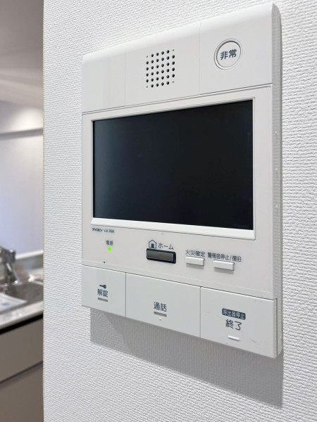 訪ねてきた相手をモニター越しに確認でき、防犯対策に役立ちます。インターホン越しに話をすることが可能です。