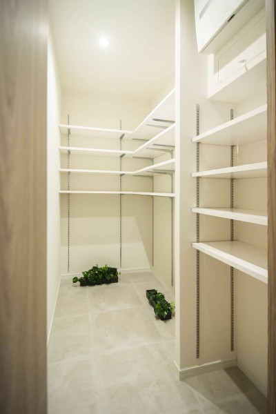 玄関の左側にはシューズインクローゼットが備わっています。豊富な棚付きでシューズはもちろん、アウトドアグッズや雨具なども収納可能です。