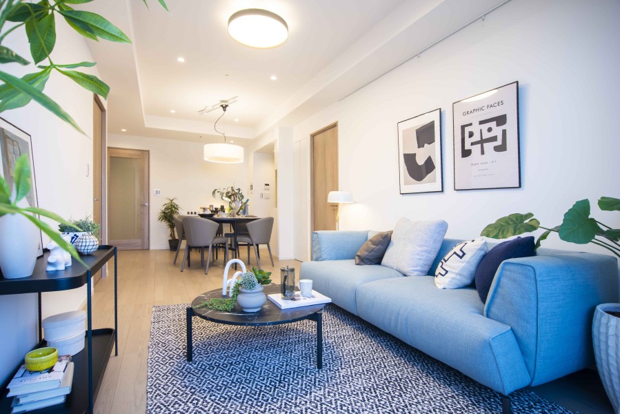 お部屋は気のぬくもりを感じる扉やホワイト基調の心安らぐ内装に仕上がりました。ピクチャーレールを設置したので壁を傷つける心配なくお気に入りのアートやグリーンを飾りインテリアを楽しめます。