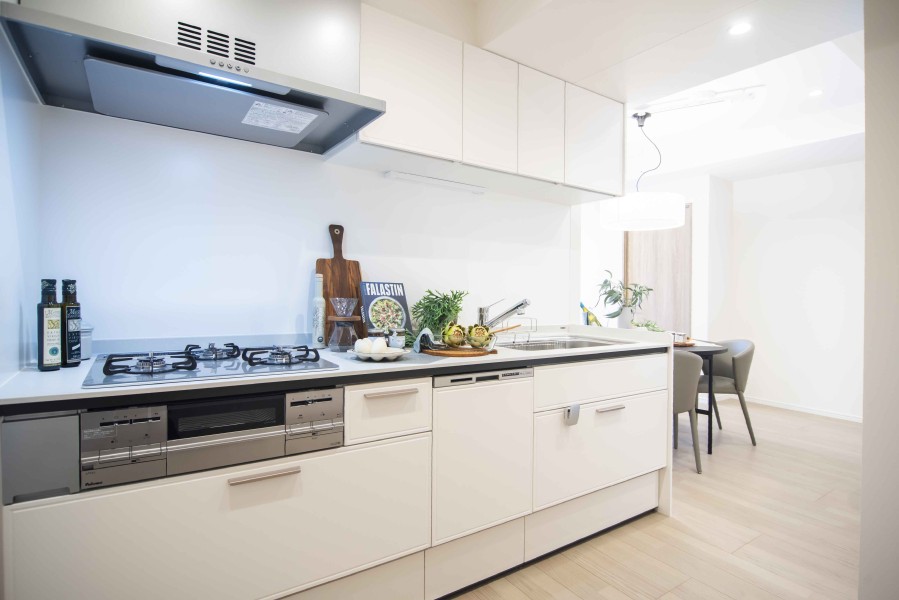 お料理に集中できる壁付けタイプのシステムキッチンです。収納スペースが豊富で、油や水はね汚れのお手入れもしやすいので綺麗なキッチンを保てます。