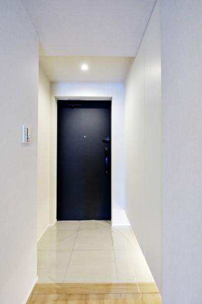 フットライトが足元を優しく照らす玄関で、お客様や家族を気持ちよく迎えてくれます。人感センサーライトも設置していますので、遅い時間のご帰宅や手が塞がっている時でも安心です。