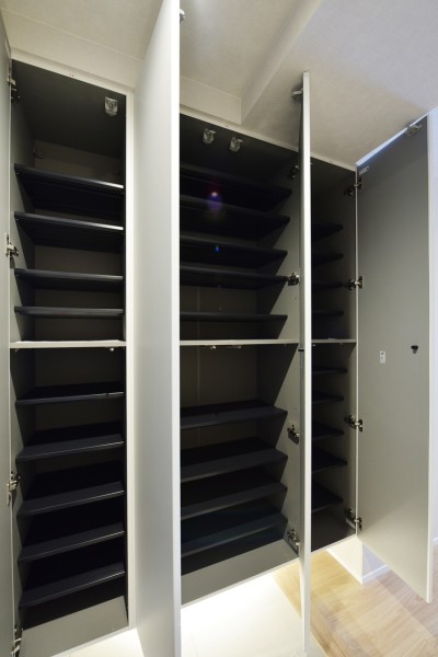 たっぷりの収納量を確保した玄関収納です。玄関スペースをいつもきれいな状態で保っておける十分な収納量があります。棚板を調整して様々なサイズや高さの靴を収納しやすくなっています。