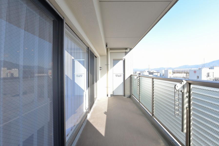 出幅1800ｍｍのゆったりとしたバルコニーは朝の優しい光をたっぷりとリビングに取り込みます。朝日を感じながら、伸びをしたくなるような気持ちの良い空間です。