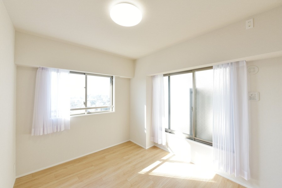 洋室1（約6.0帖）は二面採光で優しい光と爽やかな風が入るお部屋です。静かに休息をとれる主寝室にもおすすめのお部屋です。シンプルなお部屋なので落ち着いた時間過ごせます。