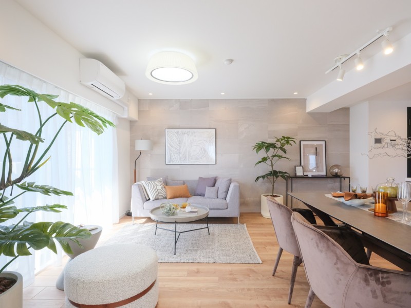 約16.4帖のゆとりのあるリビングダイニングキッチン。上質な空間を演出するストーングレースのエコカラットを採用。調湿・消臭機能があり、機能性も優れています。