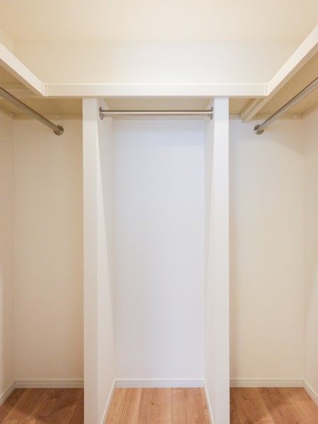 洋室1にはウォークインクローゼットが備わっています。衣類はもちろん、オフシーズン家電などもしっかりと収納可能です。