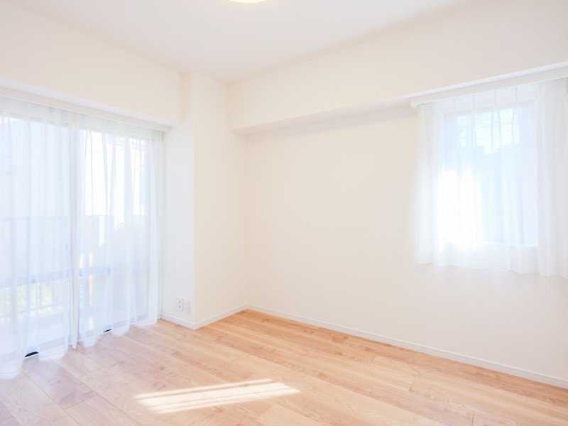 二面採光ならではのたっぷりの光と風を運んでくれる明るい洋室2です。住まう方の趣味や感性で飾っていただけるように、シンプルで柔軟性のある内装に仕上げました。