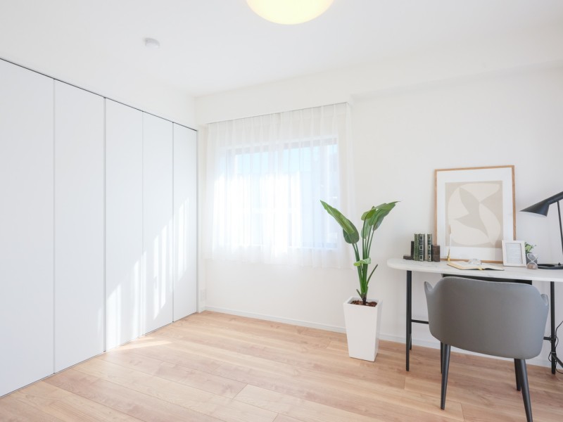 同じく二面採光の洋室3です。明るく、テレワークや作業スペースとしてもぴったりなお部屋です。