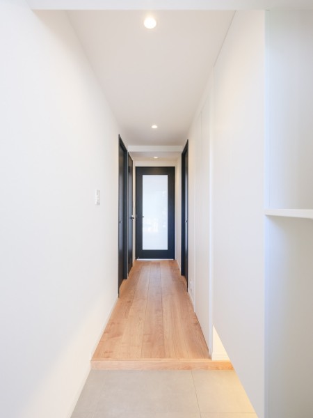 白を基調とした清潔感のある玄関です。人感センサー照明のため帰宅時に暗闇の中手探りでスイッチを探す必要がなく、明るい空間が出迎えてくれます。