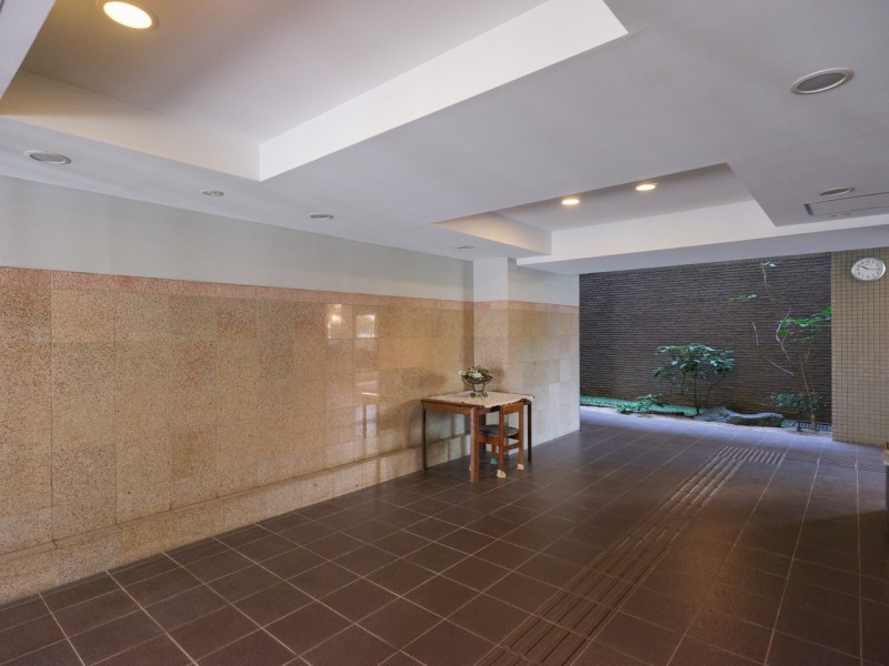 穏やかな時間が流れる、気品溢れるエントランスです。細部まで手入れの行き届いた様子からは管理体制の良さが伺えます。