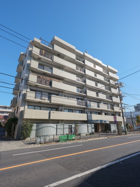 平成23年共用部大規模修繕工事実施・管理体制良好◎周辺にはあおぞら緑地、けやき緑地などの自然を感じられるスポット有。徒歩2分のオーケーストアがあり、買物もしやすい住環境です。