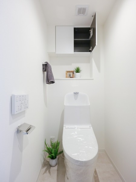 レストルームも上品さが宿る安らぎのスペースに仕上がりました。ウォシュレット一体型のトイレは、お掃除の手助けをしてくれる便利機能が搭載されています。