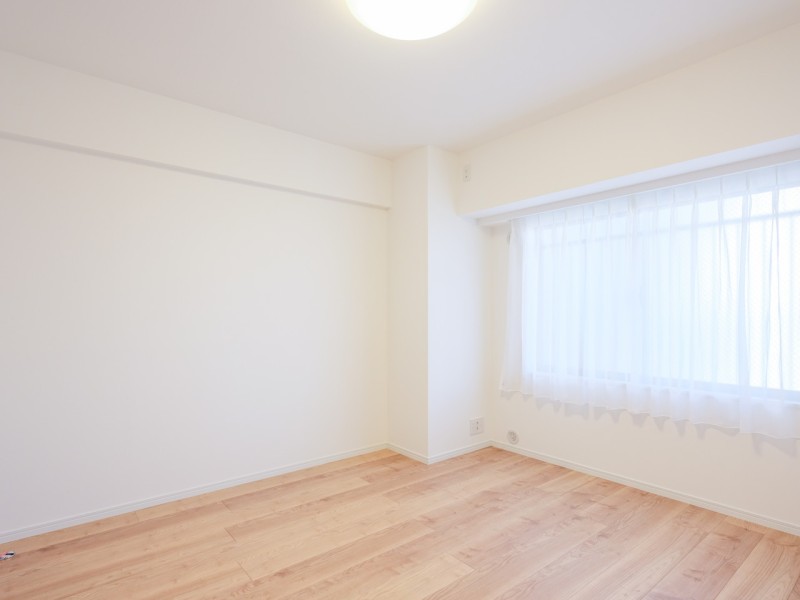 約6.7帖の洋室1は過ぎゆく時間をゆったりと感じることができるプライベート空間です。収納豊富で居住スペースを広々とお使いいただけます。