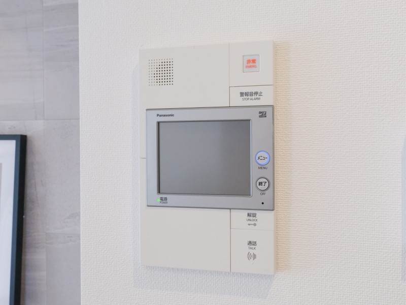 ◆TVモニター付インターホン◆訪ねてきた相手をモニター越しに確認でき、防犯対策に役立ちます。インターホン越しに話をすることが可能です。
