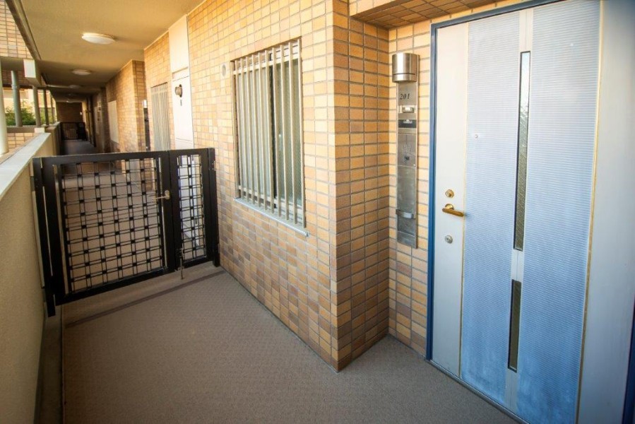 ポーチ付きでプライバシーが守られた玄関前です。ポーチがあることで、マンションの外観を守りながら、インテリアを楽しむことができます。