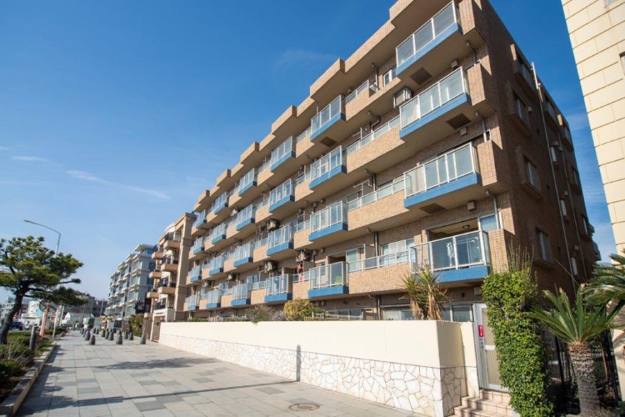 海岸を見渡せる5階建て、エレベーター付きのマンションです。2023年2月に大規模修繕工事済み。ペット飼育可能なので、犬と浜辺へのお散歩を楽しんでいただけます。