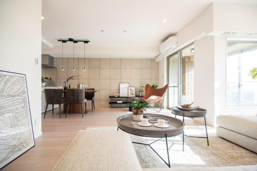 心安らぐひとときを紡ぐ居住空間です。リビングにはモダンな雰囲気を演出するアクセントクロスを採用しました。