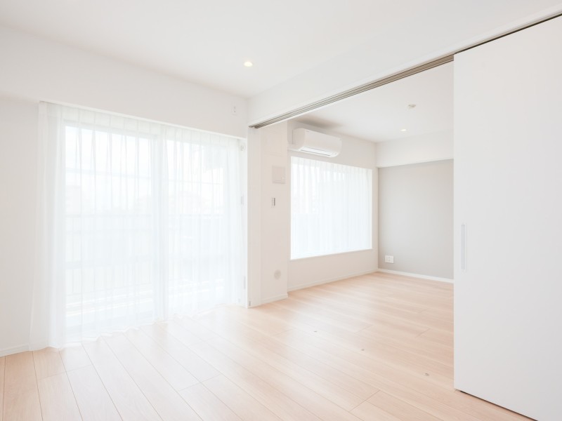 リビングに隣接する洋室2は、バルコニーからの光を目いっぱいに取り込む明るいお部屋です。扉の開閉次第で、個室や拡張リビングとしてもお使いいただけます。