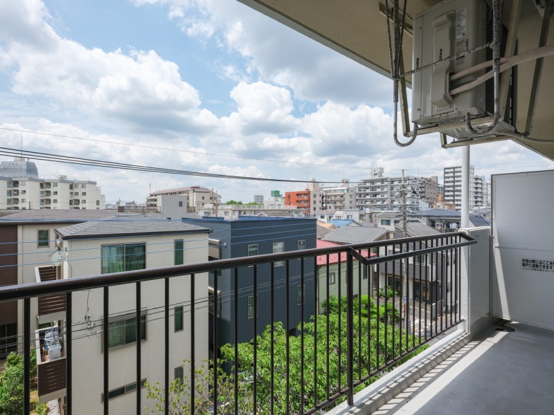 リビング、洋室2側のバルコニーです。のびのびと広がる空が、心をリフレッシュさせてくれる空間です。