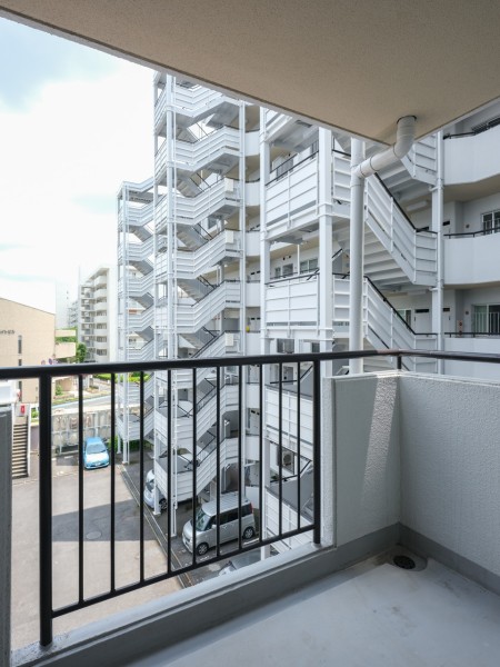 爽やかな風が吹き抜ける、洋室1側のバルコニーです。