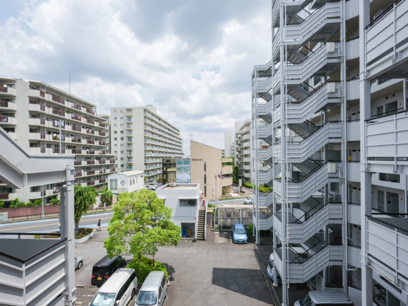 バルコニーの目の前は開けているため、自然光を感じながらの気分転換にも♪