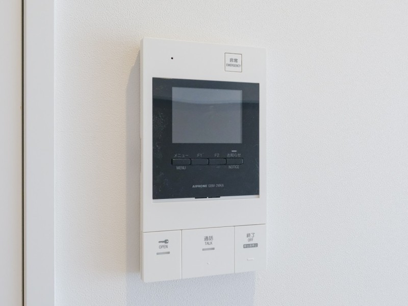 ◆TVモニター付インターホン◆訪ねてきた相手をモニター越しに確認でき、防犯対策に役立ちます。インターホン越しに話をすることが可能です。