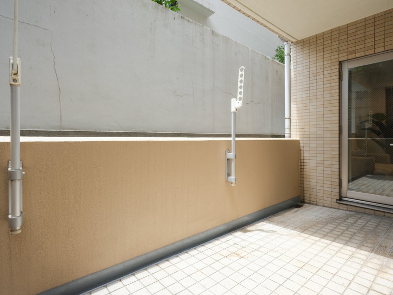 リビング、洋室1から繋がるテラスです。ガーデニングや水遊びにも重宝するスロップシンク付き。