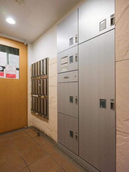 ◆宅配ボックス◆24時間いつでも荷物を受け取ることができるので、配達時間を気にせず過ごすことができます。対面での接触機会を最小限にでき、ウイルス対策の観点からも人気の設備です。