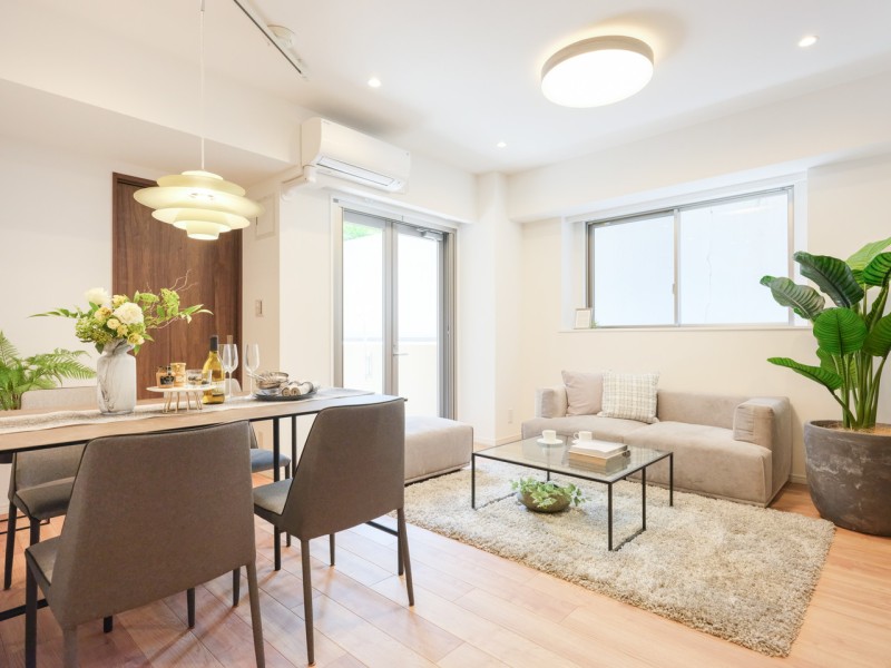 窓が多く、室内にいながらも心地よい風が感じられる住まい。窓辺でまったり日向ぼっこをして、伸びやかな時間をお楽しみいただくのも素敵ですね。