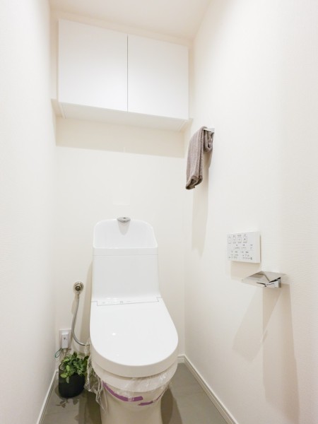 上品さが宿るレストルームには上部吊戸棚収納を備えつけました。ペーパー類のストックも保管しやすく、空間をすっきりとお使いいただけます。