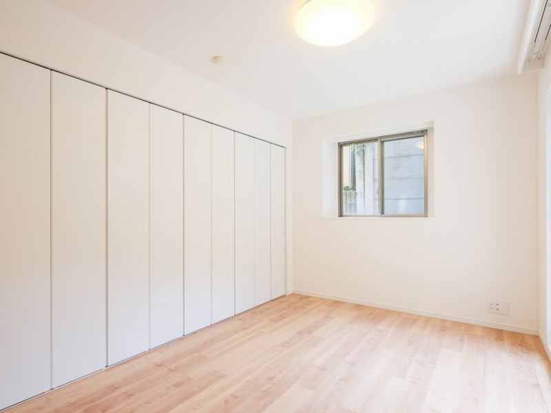 クローゼット付き、約6.3帖の洋室1です。ワイドなクローゼット付き。居住スペースを広々とお使いいただけます。