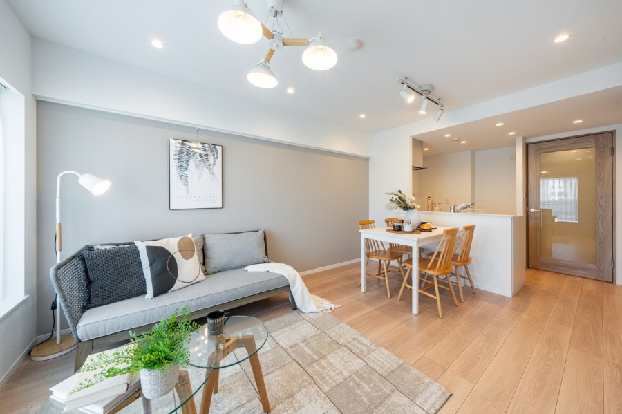 穏やかな空気に纏われたリビングダイニングキッチンです。お部屋は自然の優しい温もりを添えた居心地の良い内装に仕上がりました。