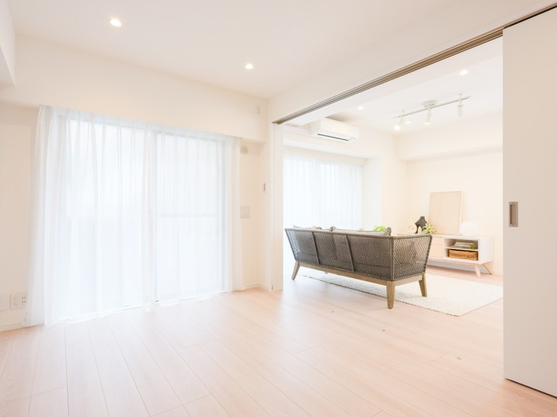 南向きの洋室3は、バルコニーに接続する大きな窓があり、明るく開放的なお部屋です。リビングと引き戸で隣接しているので、扉の開閉でフレキシブルにお使いいただけます。