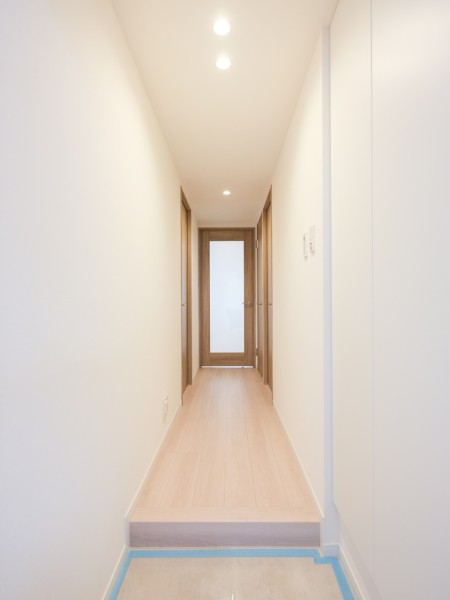 白を基調にした清潔感のある玄関です。大切なご家族の「ただいま」「おかえり」が行き交う心温まる空間です。