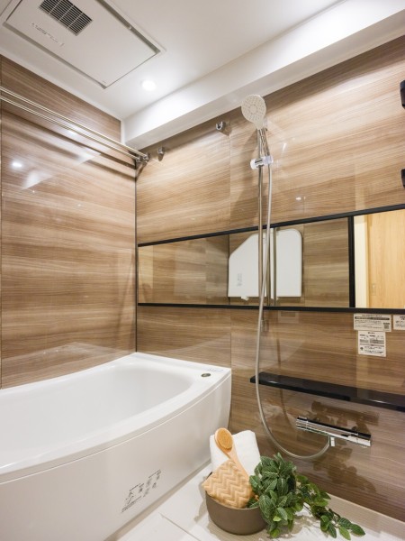 バスルームはゆったりとおくつろぎいただける癒しの空間です。光沢感のある木目調のパネルが、より一層くつろぎと高級感を醸し出します。