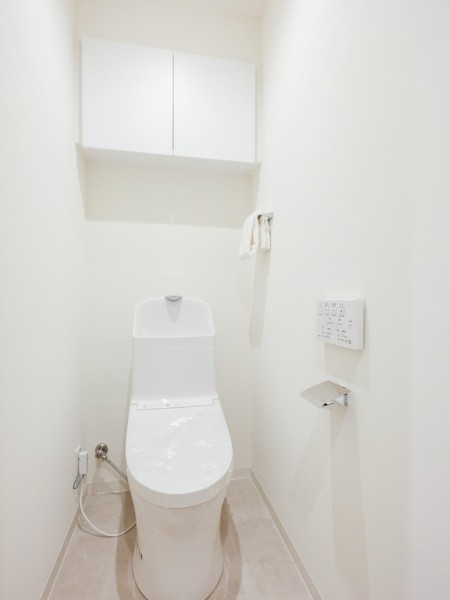 優れた節水効果や汚れが付きにくい便座など、ほしかった機能が揃ったウォシュレット一体型トイレです。収納に便利な吊戸棚を備え付けています。